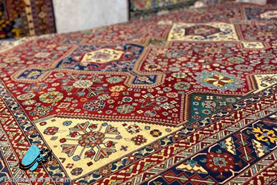 خصوصیت های این فرش مثل شناسه و علامتی برای فرش های قشقایی باعث متفاوت بودن آنها از سایر فرش ها شده است