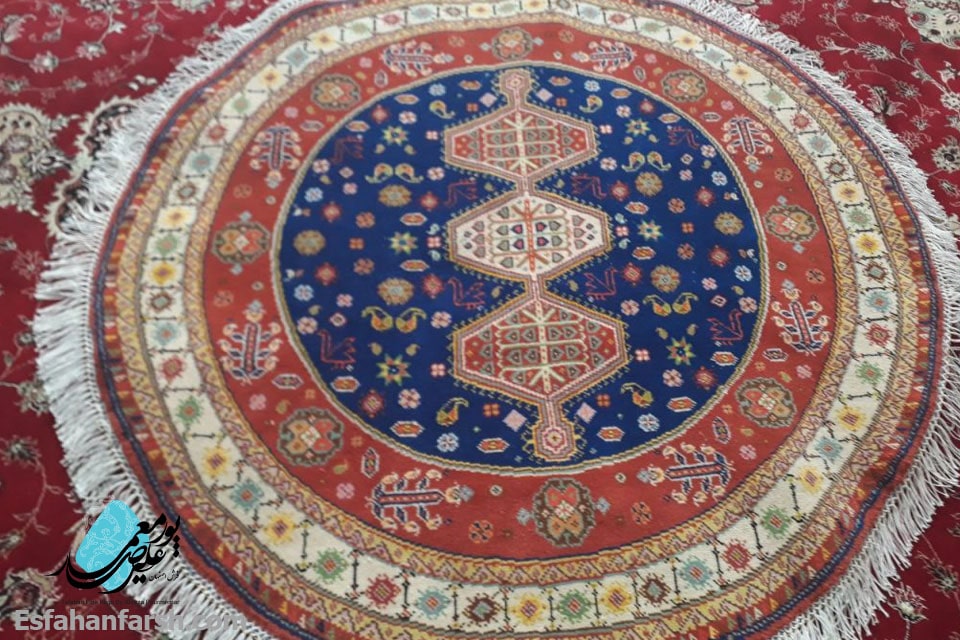نمونه ای از فرش های تزئینی در نمونه بافی فرش دایره ای می باشد که بیشتر طرحهای قرینه دارد